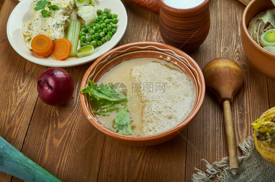 碗EtesuppePea汤或瓜豆挪威烹饪传统菜类顶视美食蔬菜图片