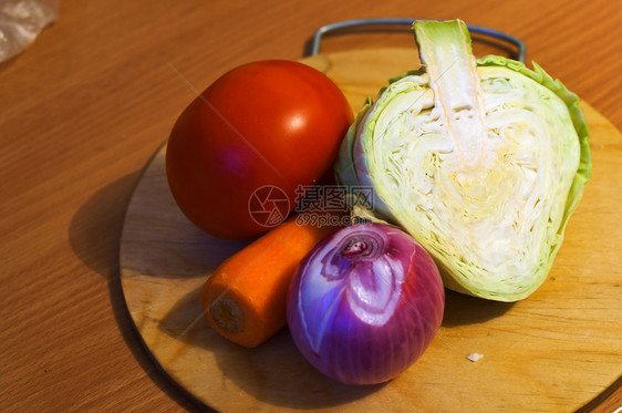 汤蔬菜新鲜胡萝卜土豆和汤洋葱蔬菜切桌子美食新鲜的图片