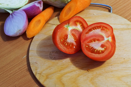汤蔬菜新鲜胡萝卜土豆和汤洋葱蔬菜切倾斜生的健康图片