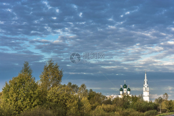 优质的正统塔白石东教堂清晨在俄罗斯的乌云天上带着绿色圆顶图片