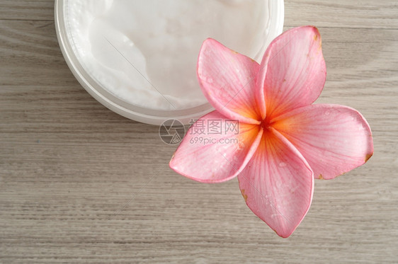 在装有粉红色freangipani花朵的容器中进行体液浸润老化产品草本图片