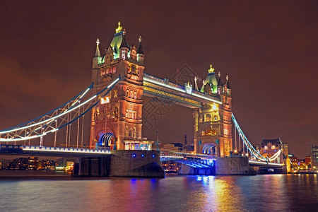 黄昏历史的夜间英国伦敦塔台桥时间图片