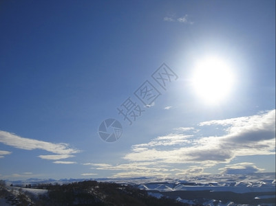 高太阳和乌云下加索山脉宽的全景冬天图片