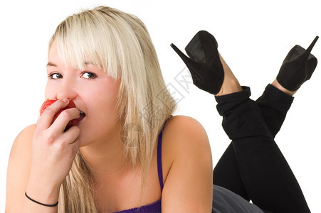 水果关心年轻女孩在白种背景上吃苹果素食主义者图片