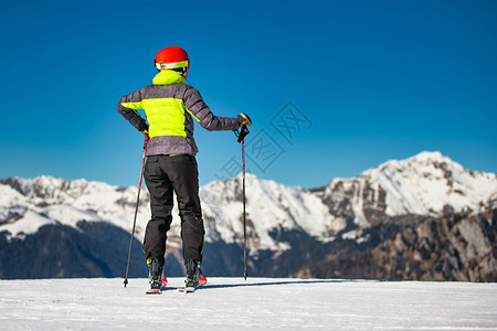 冬季滑雪的运动者图片