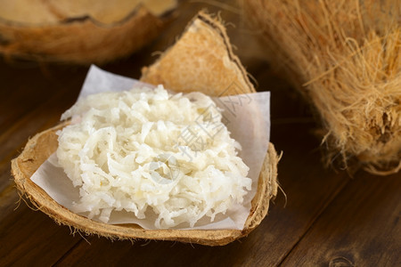 水平的白色小吃秘鲁可口乐是一种通常在街头销售的传统椰子甜点由花和颗粒白糖制成选择焦点重为古柯的三分之一图片