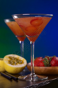 草莓汁喝轮缘酸果蔓秘鲁鸡尾酒叫做Pisquina由辣椒激情水果和红莓汁新鲜草糖和冰选取焦点聚玻璃前端9背景