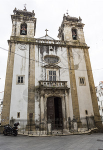 科英布拉18日世纪在葡萄牙Coimbra历史中心以简单的Baroque建筑和两座钟塔门户建造的圣巴塞洛缪教堂的真面目这两座钟楼位图片