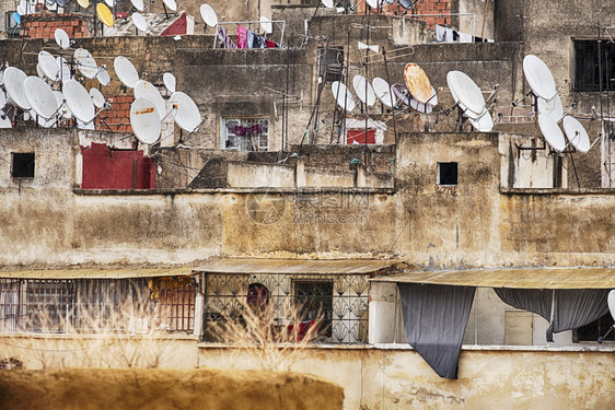 目的地卫星天线盘聚在摩洛哥Fes老城或Medina的房屋顶上通讯水平的图片