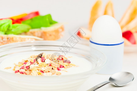 健康的早餐酸奶和盘子上的面粉碗水平橙图片