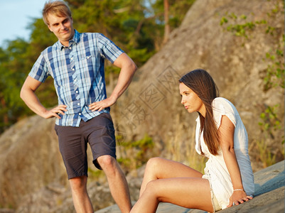 男女相拥背后藏刀图片