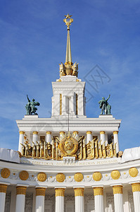 雕像象征邮件VDNKh苏联经济成就展览苏联莫斯科外套苏联标志的维埃军徽章上层展馆图片