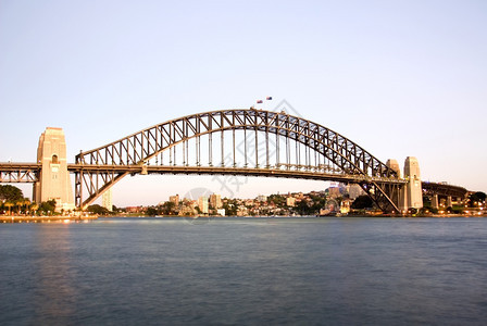 著名的黎明时捕捉悉尼港桥的长期照射蓝色接触图片