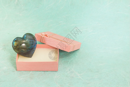 绿色橘莓纸上的小礼物盒中拉布多岩心形庆典假期快乐的图片