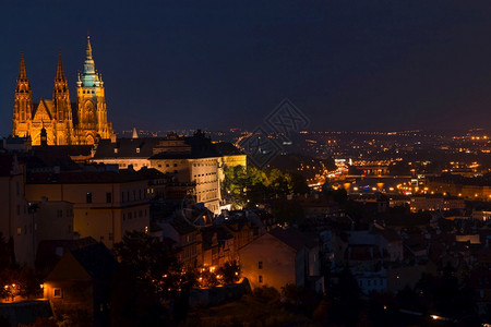 布拉格市和StVitus大教堂之夜以及布拉格市之夜的间照明灯光StvitusCathuedral晚上好日落镇圣维特图片