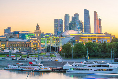 天空塔莫斯科市上天线商业区和日落时俄罗斯莫科河金的图片