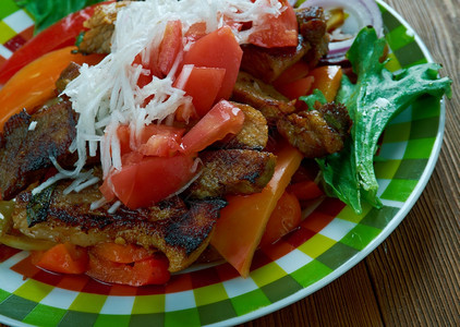 Puntaspuntasfilete区域墨西哥菜盘是牛肉的子酱即使用绿色西拉诺辣椒辛的红色菲力图片