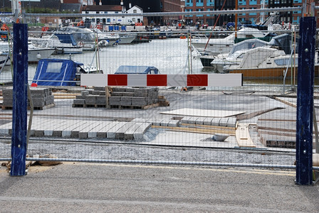新的框架港口和人行道建筑工地其背景有海洋码头图片