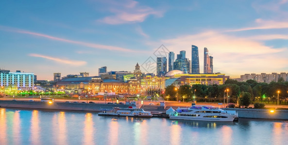塔城市莫斯科上天线商业区和日落时俄罗斯莫科河摩天大楼图片