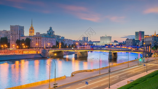 旅游俄语著名的莫斯科市上天线商业区和日落时俄罗斯莫科河图片
