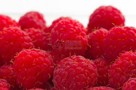 许多草莓白色背景维他命红的白图片