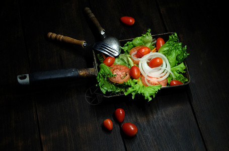 番茄干净的在黑暗背景清洁食品概念下将蔬菜沙拉混合成锅青菜背景图片