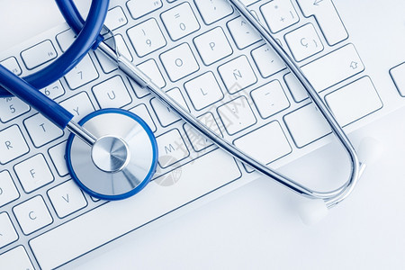 在线医疗保健或远程概念学背景主视台的计算机键盘上立骨镜在线医疗保健或远程概念在线的网络医生图片