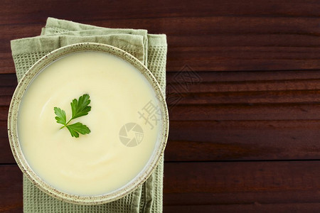 食物混合草本植将土豆汤的新鲜自制奶油装在碗里盛满面有树叶用右侧复制空间拍下头部照片选择焦点关注土豆汤图片