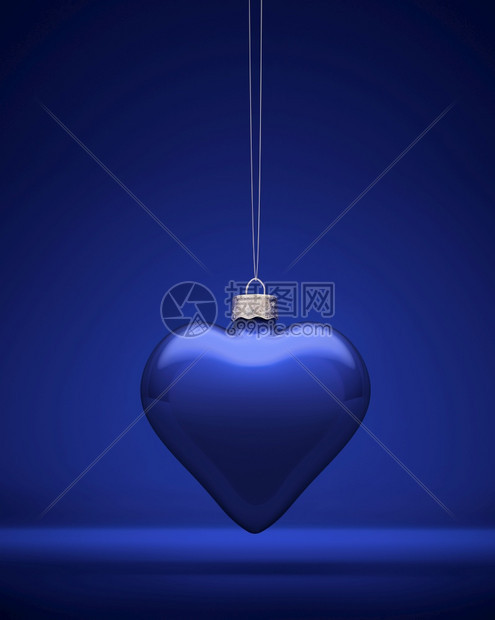 绞刑大气层象征皇家蓝玻璃心脏形状格罗西圣诞装饰品挂在绳上蓝色背景的圣诞礼章节日气氛概念图片