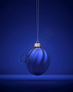 皇家蓝色圣诞舞会挂在银弦上装饰圣诞品配有扭曲的条纹圣诞装饰喜庆气氛概念的球罗纹图片