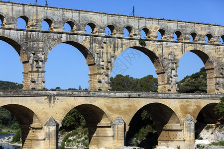 靠近拱第一世纪建造的古罗马水渠横渡法国南部VersPontduGard镇附近的加尔东河位于法国南部教科文组织世界遗产地612渡槽图片