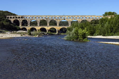 加德12年6月日第一世纪建造的古罗马水渠横渡法国南部VersPontduGard镇附近的加尔东河位于法国南部教科文组织世界遗产地图片