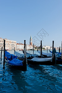 船威尼斯贡多拉背景为圣马可钟楼水中的剪影反射吊船团体图片
