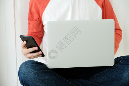 在线的网络使用膝上型计算机和智能电话人技术生活方式的人办公室图片
