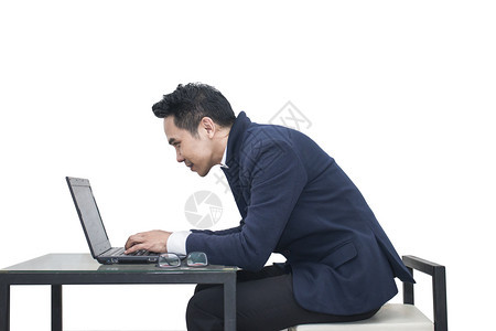 亚洲人室内的商坐在一张桌子上用笔记本电脑在白色背景上使用笔记本电脑技术图片