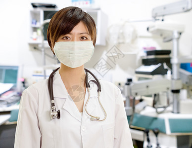 白色的女医生在诊所化验室用听器和外科面具看照相机的女医生专业的年轻图片