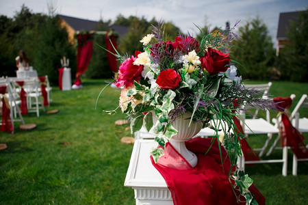 户外草坪婚礼装饰图片
