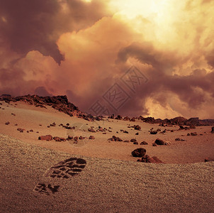 沙漠上的足迹背景_沙漠上的足迹摄影图片_沙漠上的足迹壁纸_摄图网