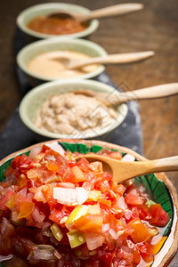 墨西哥式酱和汁沙拉鳄梨真正的牛油果高清图片