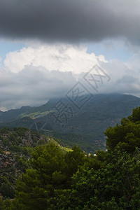 天8月西班牙马洛卡大山风景在雷暴前有阳光和阴凉以及绿色细微妙之处梅洛卡大山风景在雷暴前有阳光和阴影以及绿色细微妙之处八月阴凉图片
