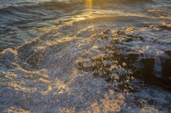 喷明亮的一波撞上西班牙巴利阿里群岛马洛卡地中海岸马洛卡岛和巴利阿里群的黑石灰外部图片