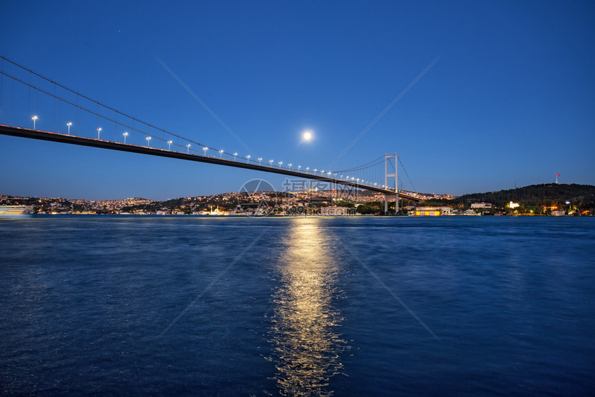 明亮的月下夜海岸背景的博斯普鲁海峡大桥土耳其伊斯坦布尔夜景明月下海岸背景的博斯普鲁海峡大桥旅游图片