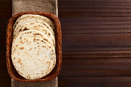 楠小麦美食在篮子中自制的印度菜面包在深木头上拍摄了照片土制的印度菜面包图片
