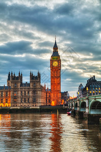 房屋桥伦敦与伊丽莎白塔和国会大厦在日落时分暮图片