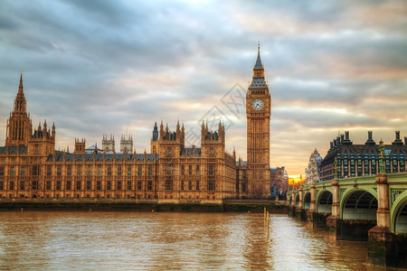 城市伦敦与伊丽莎白塔和国会大厦在日落时分黄昏议会图片