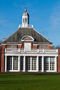 画廊建造英格兰伦敦Kensington花园的蛇纹子美术馆外部的图片