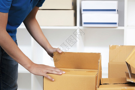 人在打包箱子高清图片妇女打包手提箱在背景高清图片包装盒手提袋包装