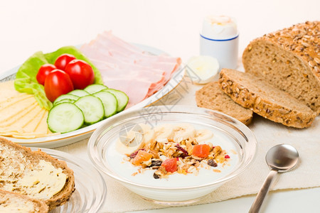 盘子食物酸奶全麦面包粉蔬菜等以及健康早餐所需的有东西莴苣图片