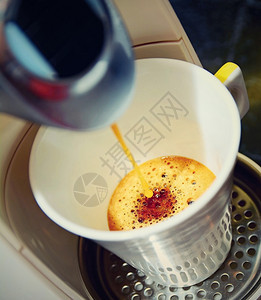酒吧机器热新鲜的浓缩咖啡倒在机杯上的照片彩色是反向风格的意大利语图片
