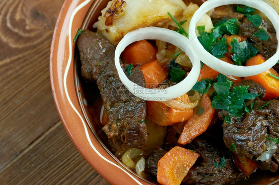 吃Zhharkop烤肉和蔬菜乌兹别克传统炎热中亚菜盘子间图片